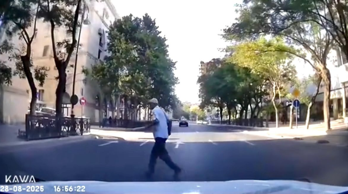 Özünü maşının önünə atan piyada sürücünü qəzəbləndirdi: “Ay kişi, dəlisən?” - VİDEO