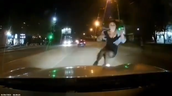 Sevgilisi ilə dalaşan gənc qız özünü avtomobilin altına atdı - VİDEO