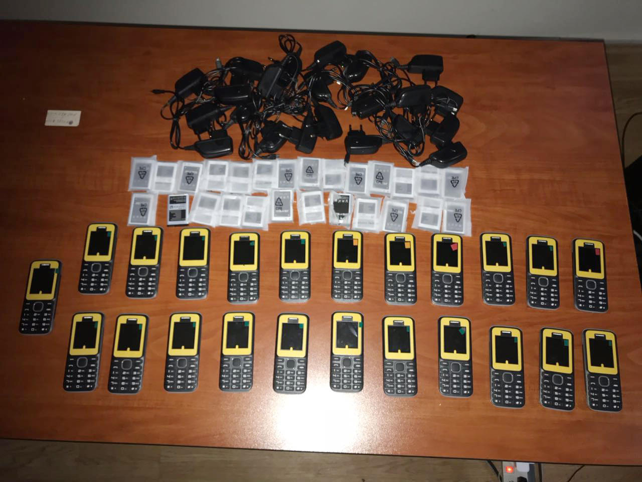 Avtomobildən qanunsuz 23 ədəd mobil telefon aşkar edilib - FOTO