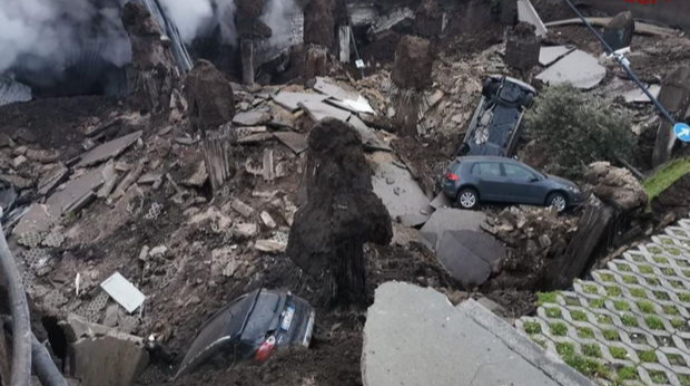 “COVİD xəstəxanısı”nın yaxınlığında güclü partlayış: Maşınlar torpağın altında qaldı - VİDEO