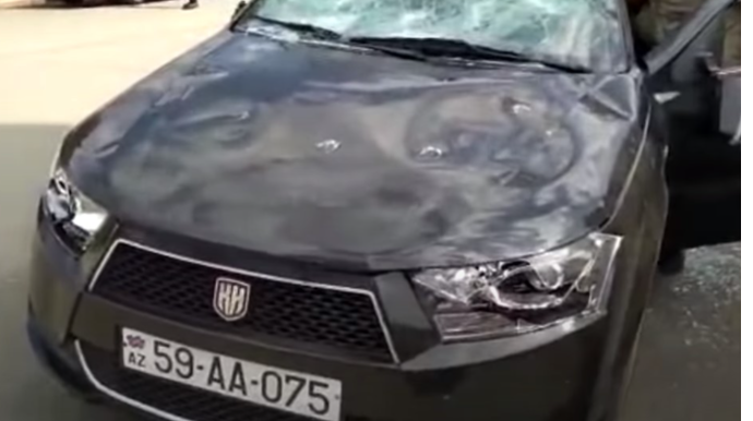 Tərtərdə axundun avtomobili yararsız hala salındı  - VİDEO