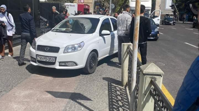Səkini işğal edən sürücü piyadaları qəzəbləndirdi  - FOTO