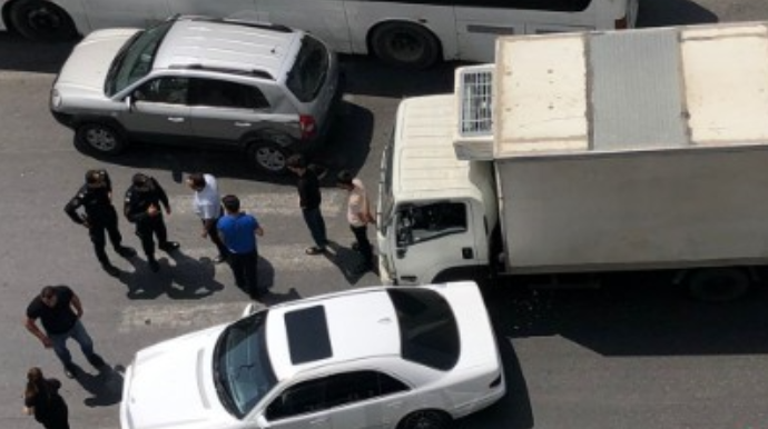 Bakıda yük maşını iki minik avtomobilini VURDU - FOTOLAR 