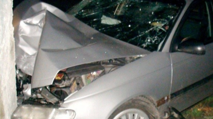 Avtomobil beton piltələrə çırpıldı: ÖLƏN VAR 