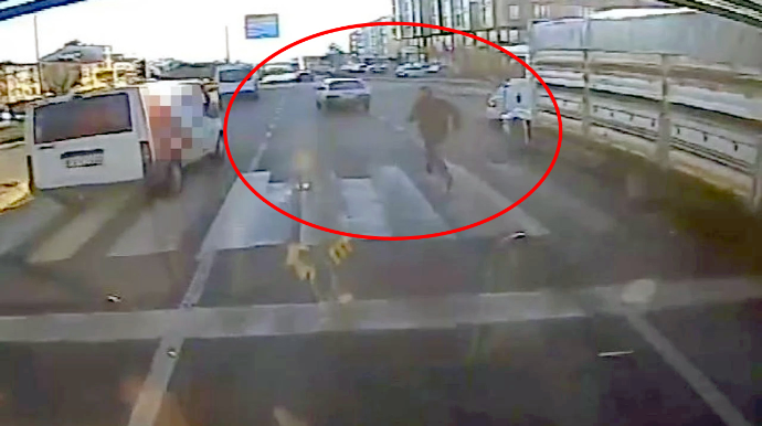 Qəzaya düşən maşın öz-özünə hərəkət etdi; sürücü qaçıb saxladı - VİDEO