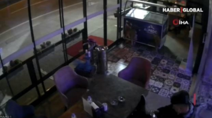 Oturduğu yerdə ölümlə üz-üzə gəldi - VİDEO