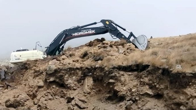 Laçında mülki şirkətə məxsus ekskavator atəşə tutulub  - FOTO