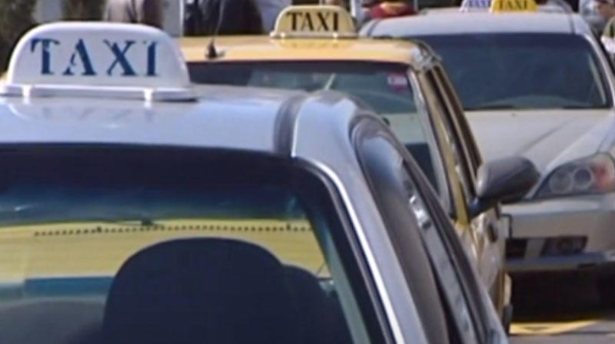 Sərnişin taksi sürücüsünün marketə getməsini fürsət bilib avtomobildən oğurluq etdi 