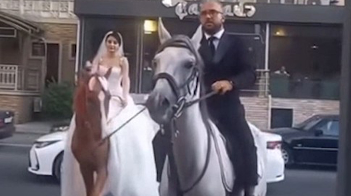 Bakıda bəylə gəlin toya at belində getdi - VİDEO