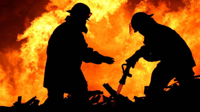 Füzulidə ikimərtəbəli ev yandı