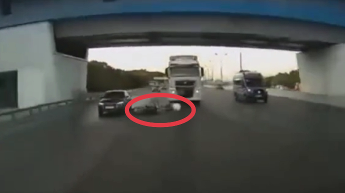 Çalaya düşən motosiklet sürücüsü "TIR"ın qarşısına aşdı - QORXULU ANLAR - VİDEO