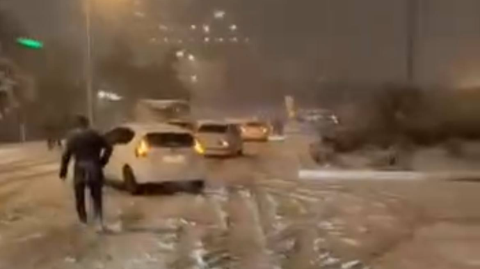 Bakıya ilin ilk qarı yağır - VİDEO 