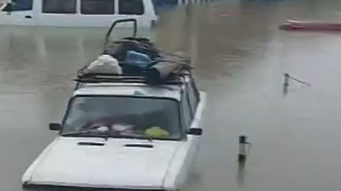 Sabunçuda maşınlar su altında qaldı - VİDEO