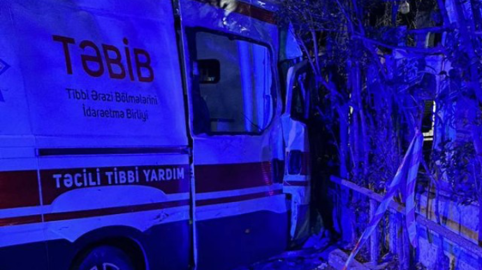 Təcili yardım maşını motosikletlə toqquşdu, kuryer öldü - FOTO