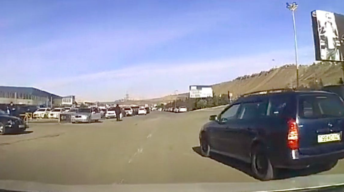 Yola baxmadan manevr edən taksi sürücüsü qəza şəraiti yaratdı - VİDEO