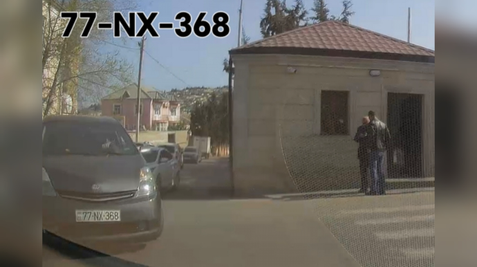 Düzgün dönə bilməyən "Prius" sürücüsü qəza şəraiti yaratdı  - VİDEO