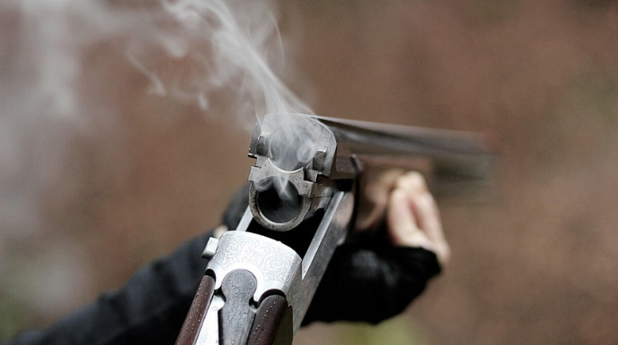 Biləsuvarda kişi güllələnib, qohumu saxlanılıb 