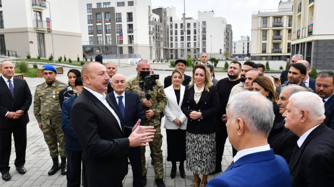 Prezident Füzuliyə köçən sakinlərlə görüşdü - FOTOLAR 