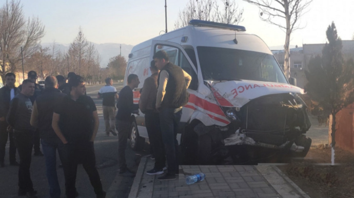 Çağırışa gedən təcili tibbi yardım maşını qəzaya uğrayıb, xəsarət alanlar var - FOTO 