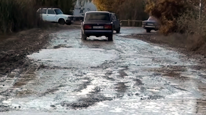 "Uzunqulaq arabası ilə gəzirik. Neçənci əsrdə yaşayırıq?!" - Sakinlərin yol problemi - VİDEO 