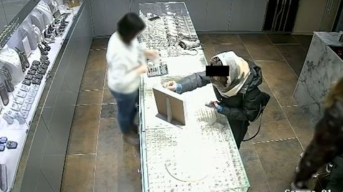 В Баку задержана подозреваемая в краже из ювелирных магазинов - ВИДЕО