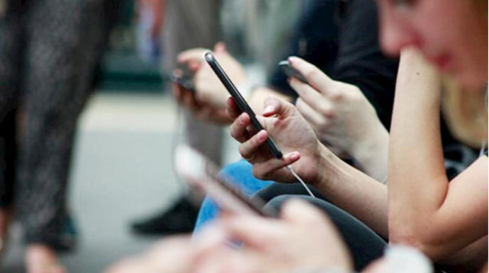 Sosial şəbəkədə söyüş söyüb soyunanlar cəzalanacaq - Prezident qanunu təsdiqlədi 