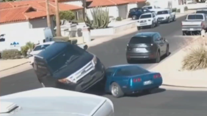 Sola dönən "Ford" qarşıdan gələn maşını tank kimi əzib keçdi - VİDEO