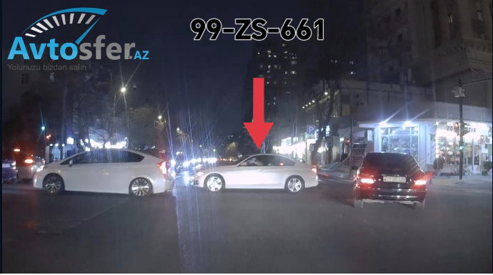 Yolayrıcında qalan xanım sürücü avtomobillərin yolunu kəsdi - VİDEO