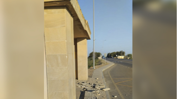 Biləsuvar yolundakı dayanacaqda təhlükə - FOTO