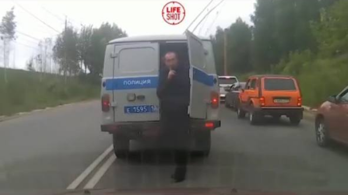 Saxlanılan şəxs polis maşınından düşüb qaçdı  - VİDEO