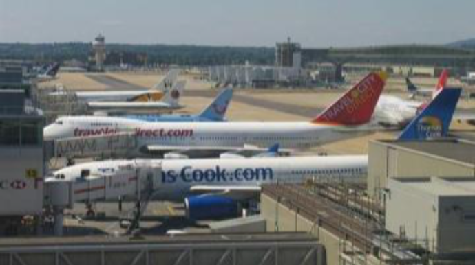 London hava limanında iki təyyarə toqquşdu