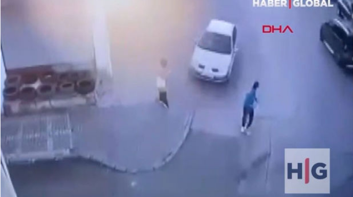 İki piyadanın arasından keçib dirəyə çırpıldı – ANBAAN VİDEO