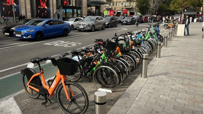 Bakıdakı bu veloparkinq başqalarından fərqlənir; səkini zəbt etmir - FOTO 