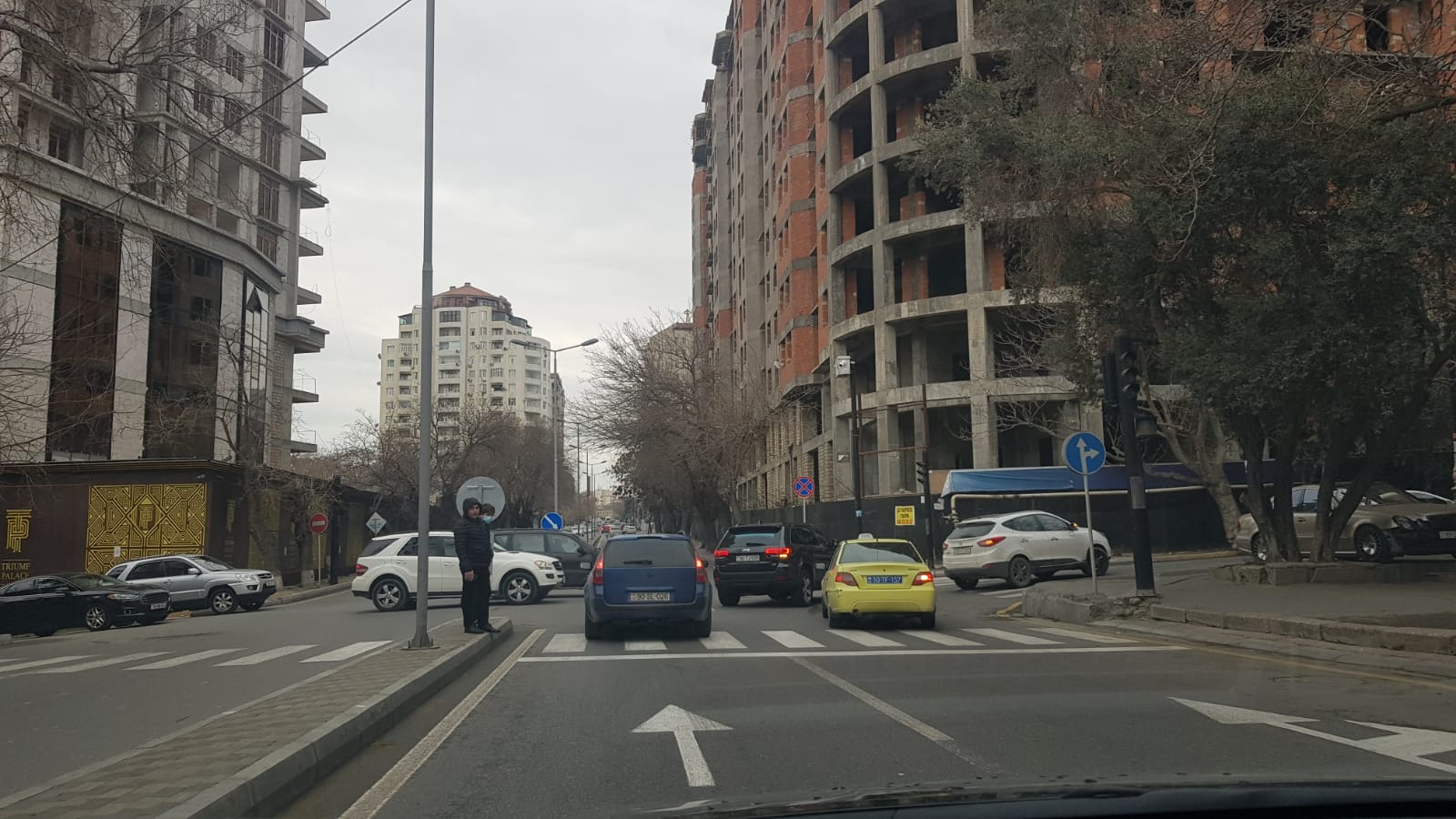 Bu küçədə işıqlar söndü, svetoforların işləməməsi qəzaya səbəb oldu - Sürücülərdən şikayət - FOTO