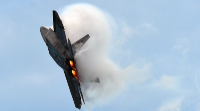 İki hərbi təyyarə səmada toqquşdu; biri yerə çırpıldı 