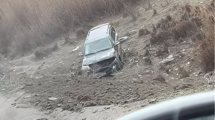 Zabratda avtomobil dərəyə aşdı - VİDEO