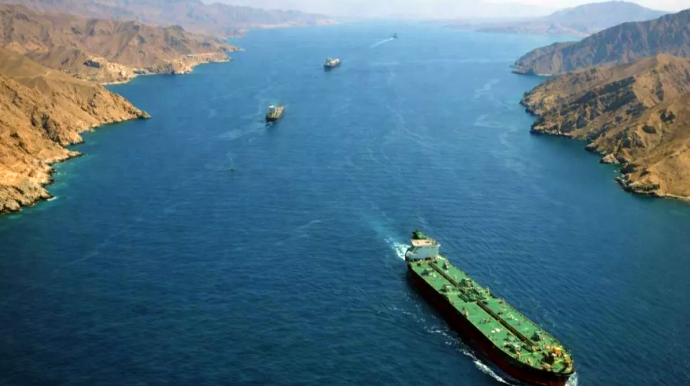 İran Hörmüz boğazında gəmilərin hərəkətini dayandırıb - KİV 