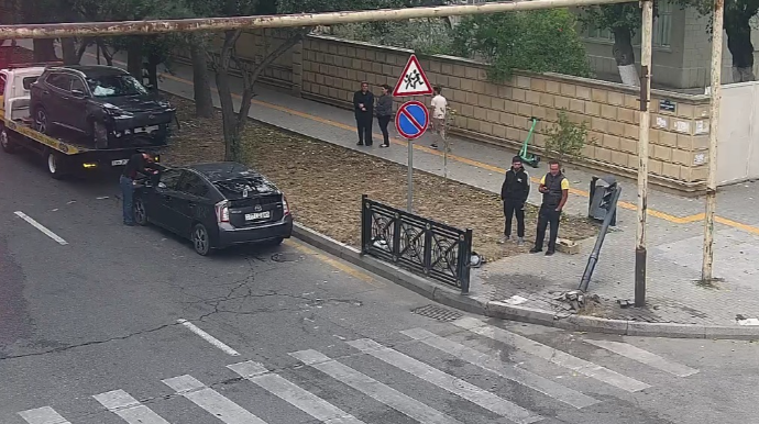 Yolayrıcında “Prius” və “Changan” toqquşdu;  svetofor yararsız hala düşdü - FOTO 