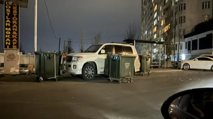 Sakinlər "Toyota Land Cruiser"-i zibillikdə saxlayan sürücünü belə cəzalandırdı - FOTO  