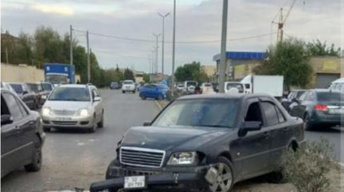 Sumqayıtda sürücü idarəetməni itirərək qəza törətdi  - FOTO