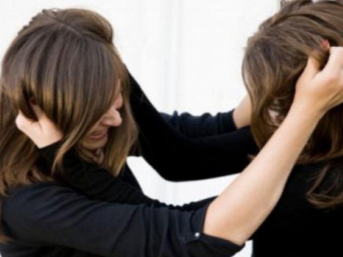 Bakı metrosunda biabırçılıq: qızlar saçyolduya çıxdılar - FOTO