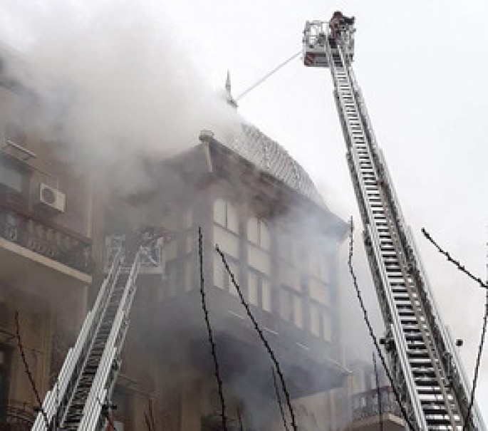 Bakının mərkəzi küçəsində binada yanğın başlayıb – VİDEO