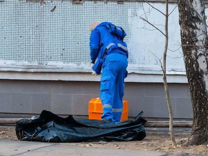 Fəhlə binanın damından yıxılaraq ölüb