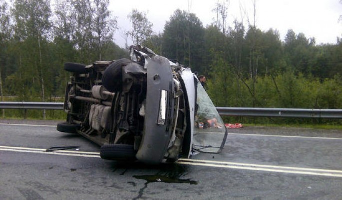 Mikroavtobus aşdı: 1 ölü, 7 yaralı