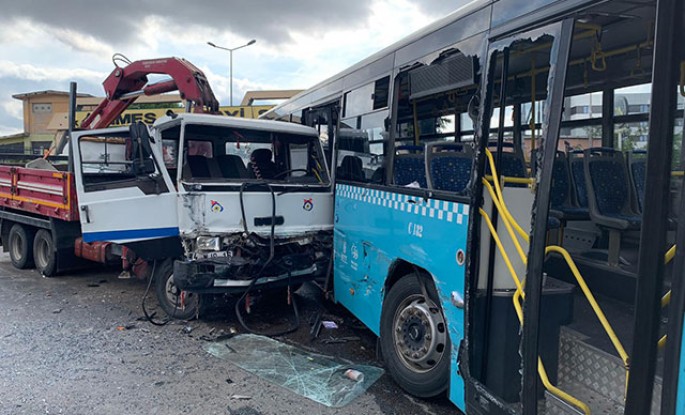 Əyləci xarab olan yük maşını marşrut avtobusuna çırpıldı: 9 nəfər xəsarət alıb - FOTO
