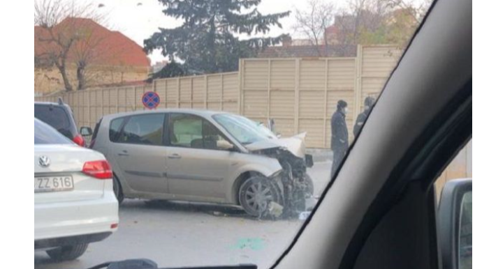 Bakıda minik avtomobilləri toqquşdu - VİDEO