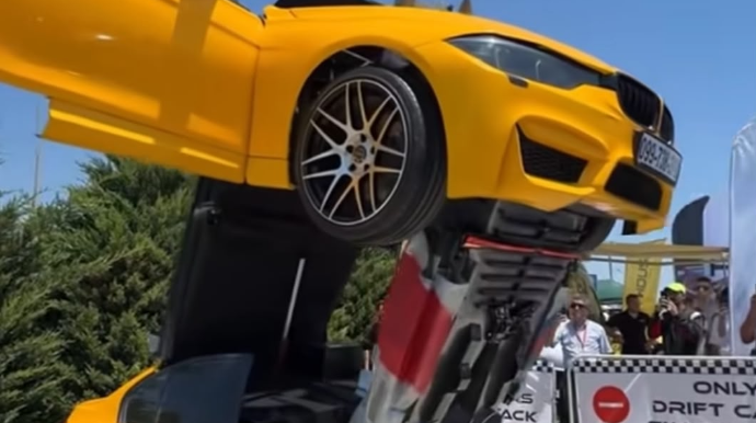 Azərbaycanlı ustanın hazırladığı "Transformer"ə çevrilən avtomobil - VİDEO
