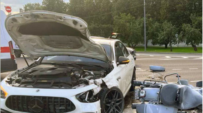 ”Mercedes”lə qırmızıdan keçən sürücü yolayrıcında motosiketçini vurub havaya uçurdu - VİDEO 