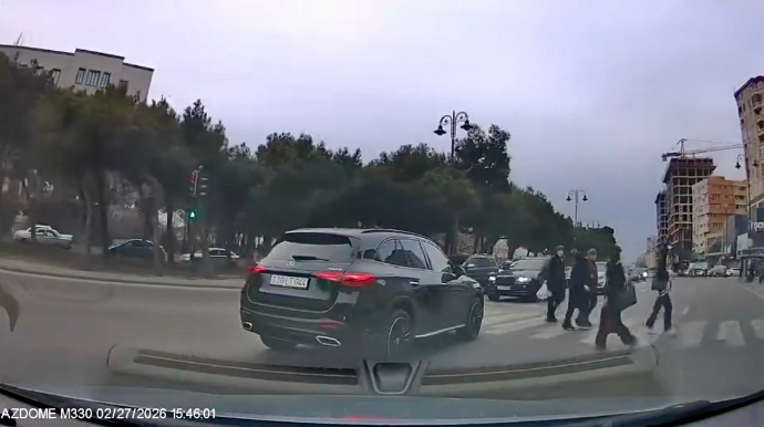 Qırmızıda yolayrıcına girib maşını piyadaların üstünə sürdü - 10-LT-044 - VİDEO