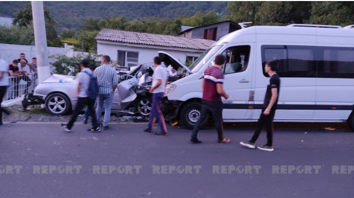 Qaxda mikroavtobus "Mercedes"ə, o da işıq dirəyinə çırpıldı, 5 nəfər xəsarət alıb  - FOTO